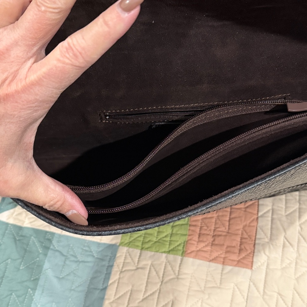 Elegant Black Embossed Leather bag - Picture 11 of 15